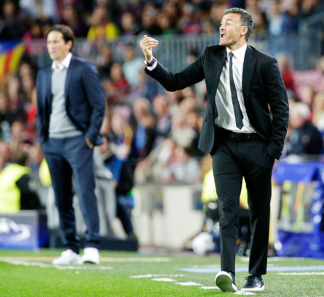Barcelona's head coach Luis Enrique gives directions to his players during a Champions League Group E soccer match between Barcelona and Bayer Leverkusen at Camp Nou stadium in Barcelona, Spain, Tuesday, Sept. 29, 2015. (AP Photo/Emilio Morenatti) ORG XMIT: XTS112