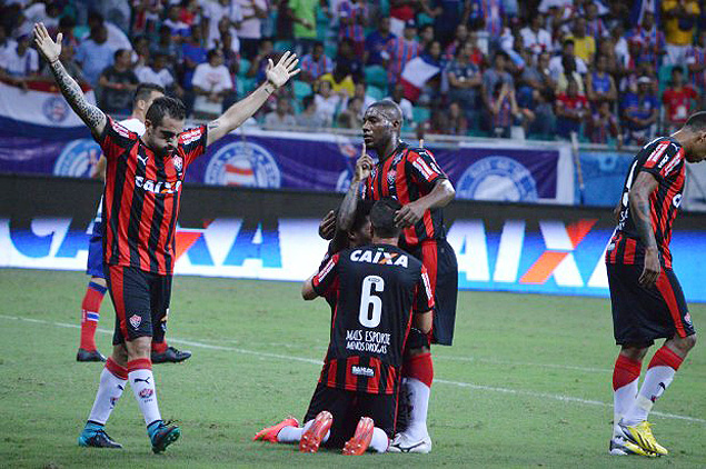 Jogadores do Vitria comemoram gol na vitria sobre o rival Bahia