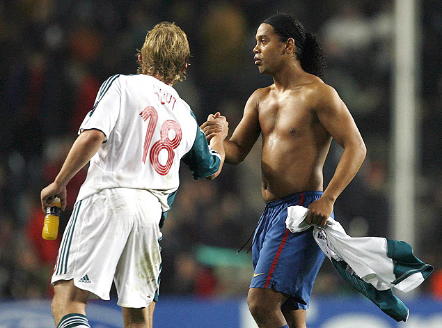 Em 2007, Ronaldinho foi chamado de gordo aps tirar a camisa em jogo da Liga dos Campees