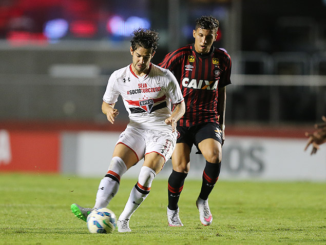Alexandre Pato d passe durante jogo entre So Paulo e Atltico-PR