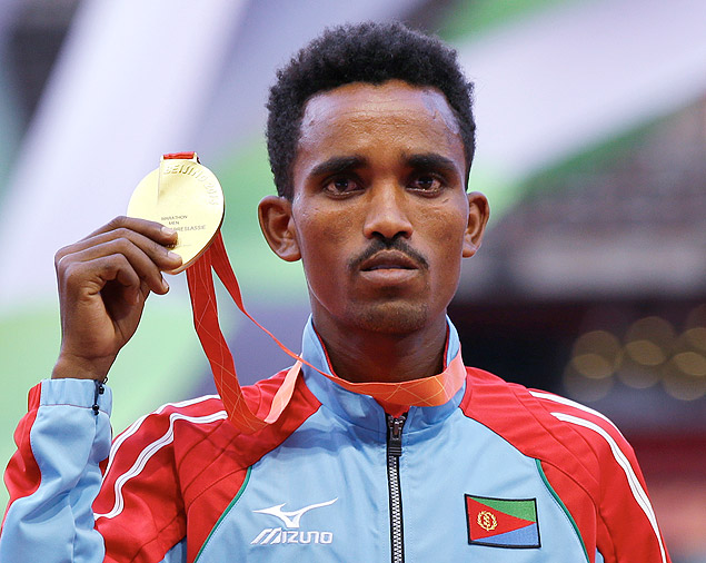 Ghirmay Ghebreslassie mostra medalha de ouro conquistada no campeonato mundial de atletismo