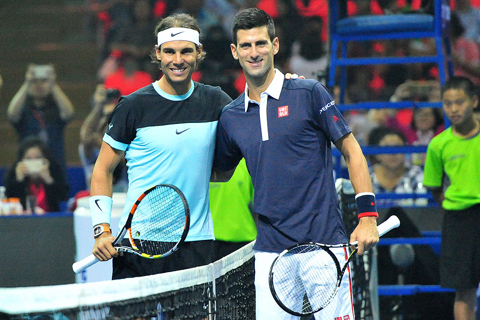 (151003) -- BANGKOK, octubre 3, 2015 (Xinhua) -- Novak Djokovic (d), de Serbia, y Rafael Nadal (i), de Espaa, posan previo al partido de exhibicin 