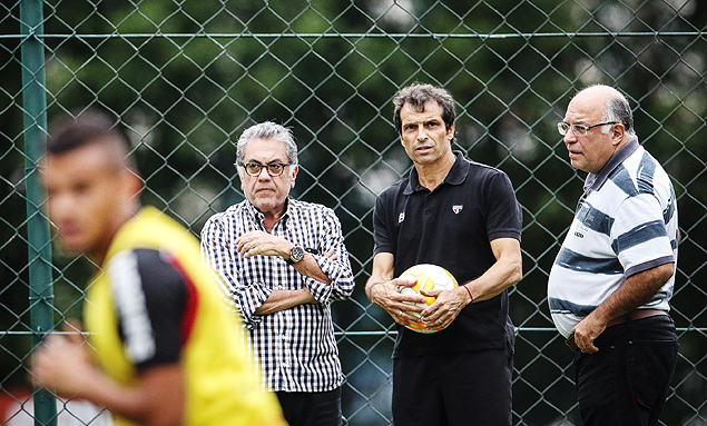Aidar acompanha treino do São Paulo ao lado de Milton Cruz e Ataíde Gil Guerreiro, em abril de 2015