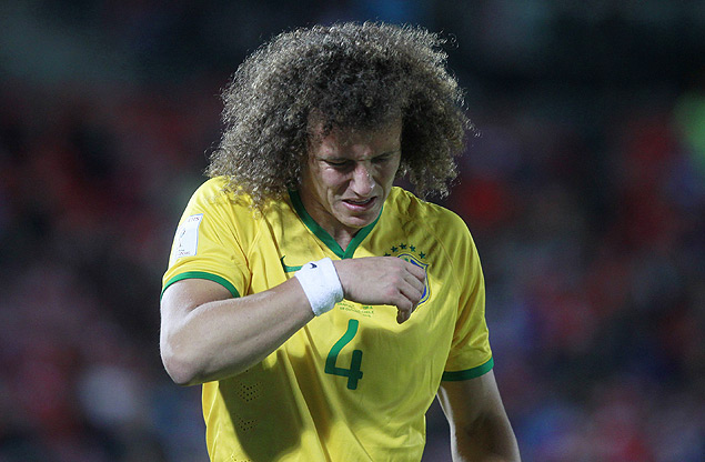 Brazil's David Luiz gestures during the Russia 2018 FIFA World Cup South American qualifier match against Chile, in Santiago, on October 18, 2015. AFP PHOTO / CLAUDIO REYES ORG XMIT: MSN074