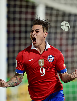 Vargas comemora gol em partida pelas eliminatórias da Copa do Mundo de 2018 que terminou com vitória do Chile sobre o Brasil