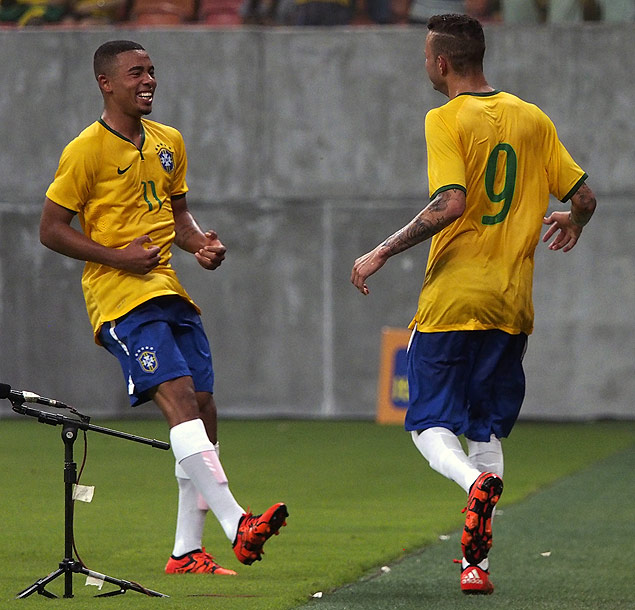Brazil's Luan (R) celebrates with teammate Gabriel Jesus after scoring against the Dominican Republic during a U-23 friendly match held at the Amazonia Arena in Manaus, Amazonas, Brazil, on October 9, 2015.?The match works as a preparation for Brazil&#146;s under 23 team and for testing security, healthcare, volunteering, urban mobility and traffic around the stadium, as it will host six football matches during the Olympic Games next year. AFP PHOTO / RAPHAEL ALVES ORG XMIT: RAL021
