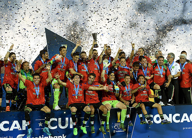 Jogadores do Mxico comemoram classificao para a Copa das Confederaes em 2017