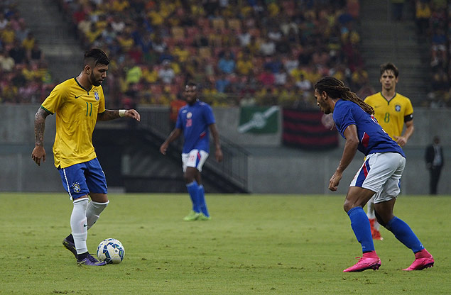 Brazil's Olympic striker Gabriel (L) is marked by Haiti's midfielder Thuriere during a friendly match against Haiti, at the Arena Amazonia in Manaus, Amazonas State, Brazil, on October 12, 2015. ?The match works as a preparation for Brazil’s under 23 team and for testing security, healthcare, volunteering, urban mobility and traffic around the Arena Amazonia, as Manaus will host six football matches during the Olympic Games next year. AFP PHOTO / RAPHAEL ALVES ORG XMIT: RAL012