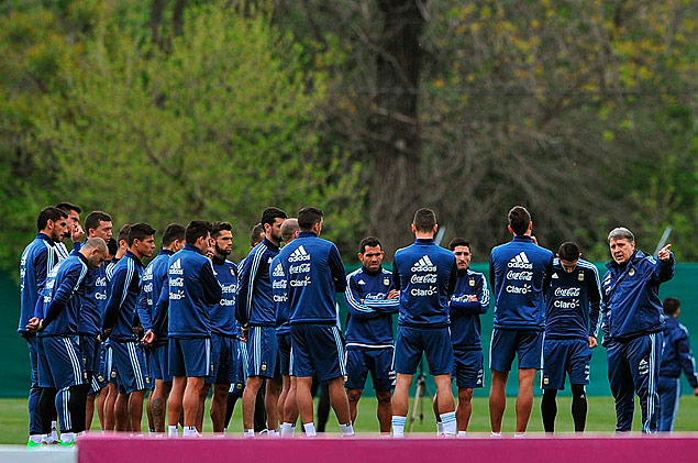 (151012) -- BUENOS AIRES, Oct. 12, 2015 (Xinhua) -- Argentina's head coach Gerardo Martino (1st R) instructs players during a training session in Buenos Aires, Argentina, on Oct. 11, 2015. Argentina's national team will play Paraguay during the 2018 World Cup qualifying match on Oct. 13. (Xinhua/Alejandro Santa Cruz/TELAM)