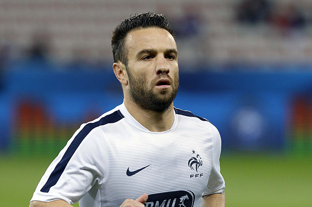 France's national soccer player Mathieu Valbuena is seen before their friendly soccer match against Armenia at Allianz Riviera stadium in Nice, France, in this October 8, 2015. file photo. French police have arrested four people in an inquiry into a suspected attempt to bribe France soccer international Mathieu Valbuena with the help of sex video footage, a police official said on Tuesday October 13, 2015. Among the four being held in custody after arrests in Paris and Marseille is Djibril Cisse, the former French international striker, the official said. Picture taken October 8, 2015. REUTERS/Philippe Laurenson/Files ORG XMIT: PAR04