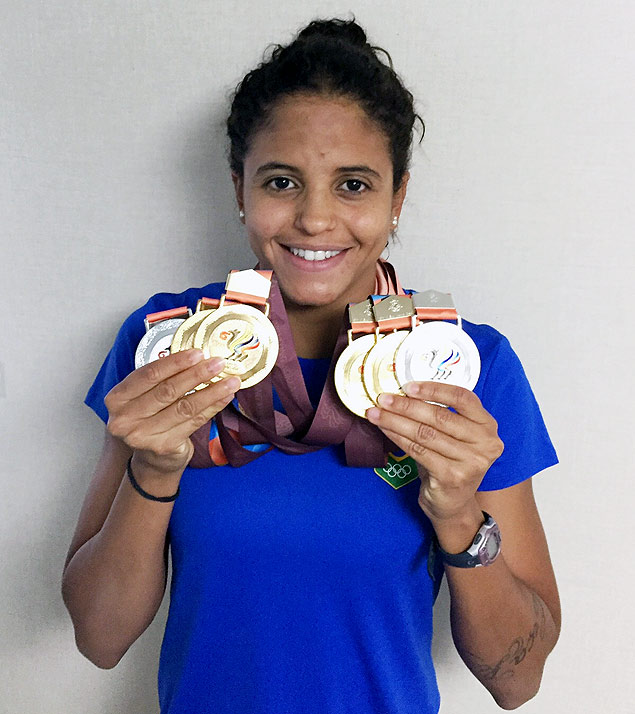 Etiene Medeiros exibe as seis medalhas dos Jogos Mundiais Militares deste ano