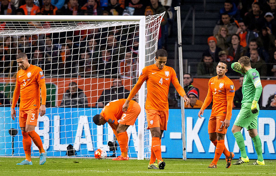 Dutch players react after Czech Republic scored during the Euro 2016 qualifying football match between the Netherlands and Czech Republic in Amsterdam on October 13, 2015. AFP PHOTO / ANP / KOEN VAN WEEL --NETHERLANDS OUT-- ORG XMIT: 34572442