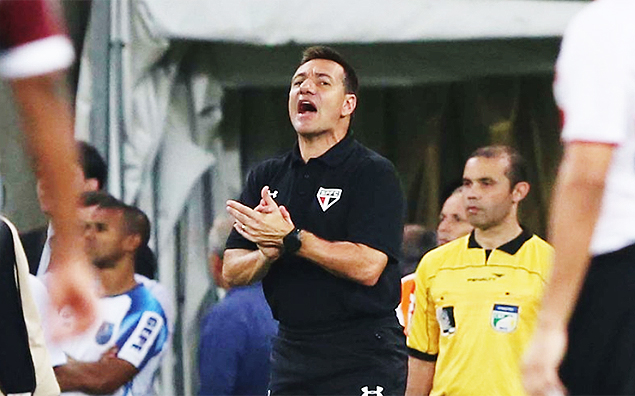 Doriva orienta a equipe do So Paulo durante jogo contra o Fluminense