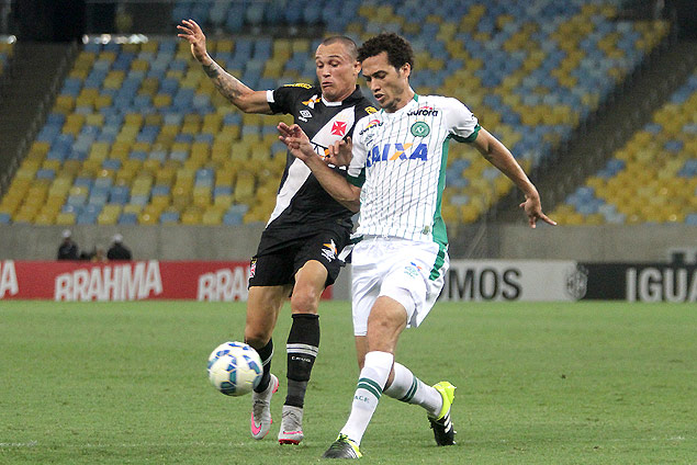Leandro tenta tomar uma bola para o Vasco contra a Chapecoense