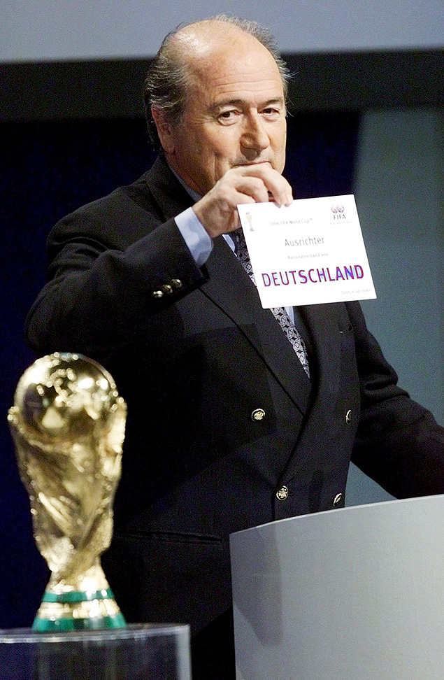 Blatter anuncia Alemanha como vencedora para sediar a Copa do Mundo-2006; evento foi realizado em Zurique em 2000 