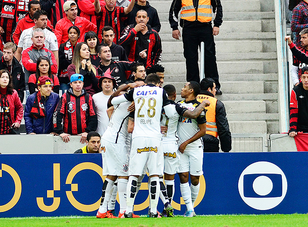 Jogadores do Corinthians comemoram um dos quatro gols marcados sobre o Atltico-PR