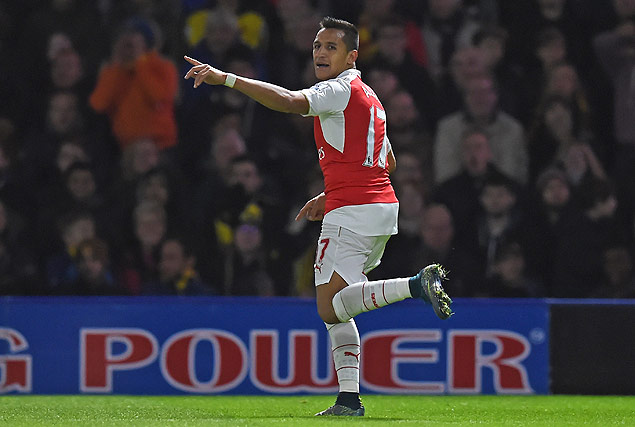 Arsenal's Chilean striker Alexis Sanchez celebrates after scoring the opening goal of the English Premier League football match between Watford and Arsenal at Vicarage Road Stadium in Watford, north of London on October 17, 2015. AFP PHOTO / PAUL ELLIS RESTRICTED TO EDITORIAL USE. No use with unauthorized audio, video, data, fixture lists, club/league logos or 'live' services. Online in-match use limited to 75 images, no video emulation. No use in betting, games or single club/league/player publications. ORG XMIT: JR159