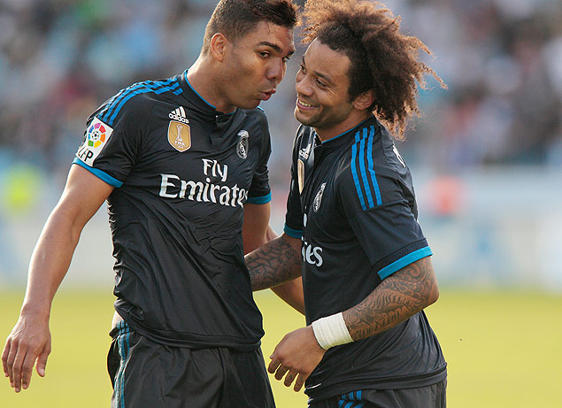Real Madrid’s Marcelo right, celebrates with Carlos E. Casemiro, after scoring during a Spanish La Liga soccer match between RC Celta and Real Madrid, at the Balados stadium in Vigo, Spain, Saturday, Oct. 24, 2015. (AP Photo/Lalo R. Villar) ORG XMIT: LRV112
