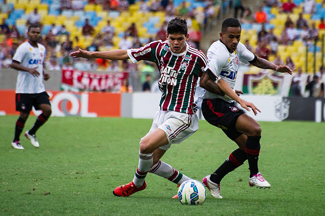Jogadores de Fluminense e Atltico-PR disputam bola durante partida