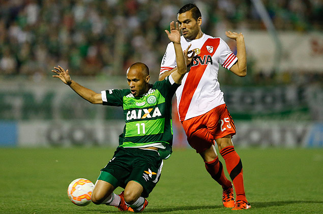 Ananias of Brazil's Chapecoense, left, fights for the ball with Gabriel Ivan Mercado of Argentina's River Plate during a Copa Sudamericana soccer match in Chapeco, Brazil, Wednesday, Oct. 28, 2015. (AP Photo/Andre Penner) ORG XMIT: XAP101