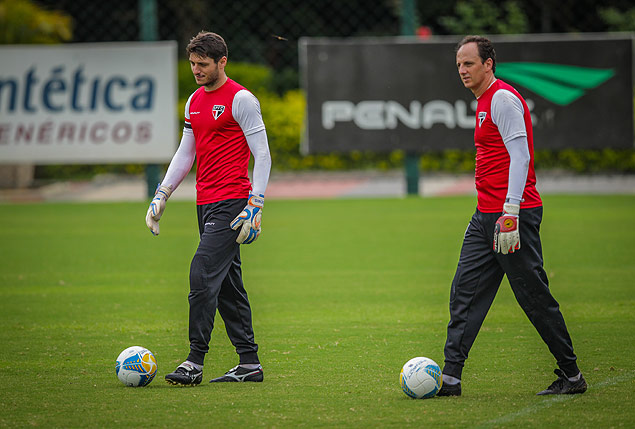 Os goleiros Denis (esq.) e Rogrio Ceni durante treino do So Paulo