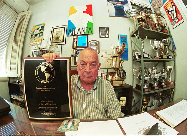 Joaquim Mamede segura placa oferecida pelo COB (Comit Olmpico do Brasil) no seu ltimo dia de trabalho na sede da Confederao Brasileira de Jud, no Rio, em 15 de maro de 2001