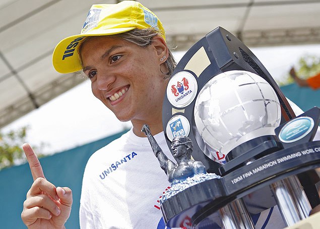 Em janeiro de 2009, Ana Marcela Cunha comemora ttulo na abertura do circuito da Copa do Mundo de maratonas aquticas, em Santos