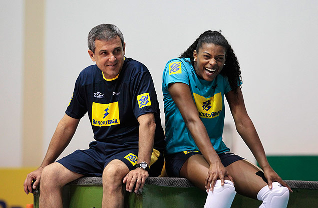 Z Roberto e Fernanda Garay riem durante treino da seleo em Saquarema, em 2012