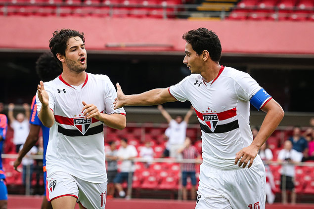 Pato (esq.) e Ganso comemoram gol do So Paulo contra o Sport; os dois esto fora do clssico contra o Corinthians