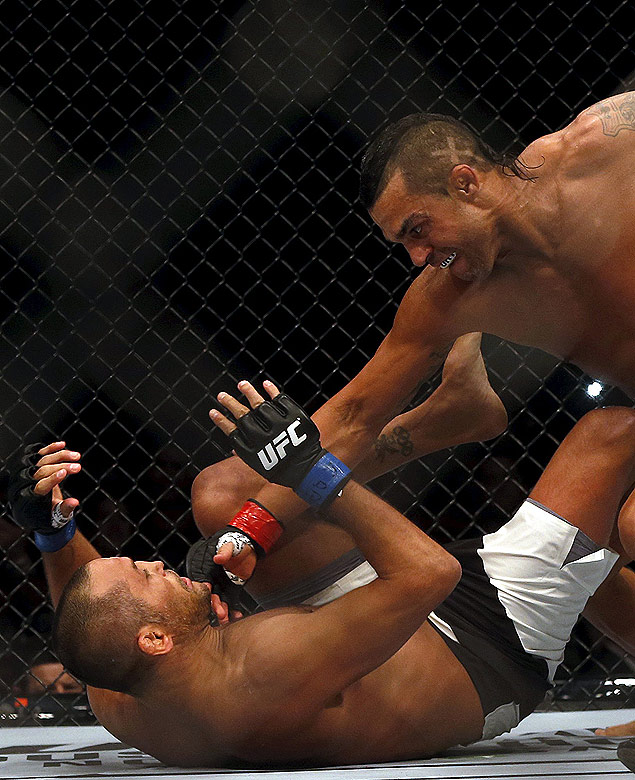 Vitor Belfort nocauteia Dan Henderson durante luta do UFC realizada no ginsio do Ibirapuera