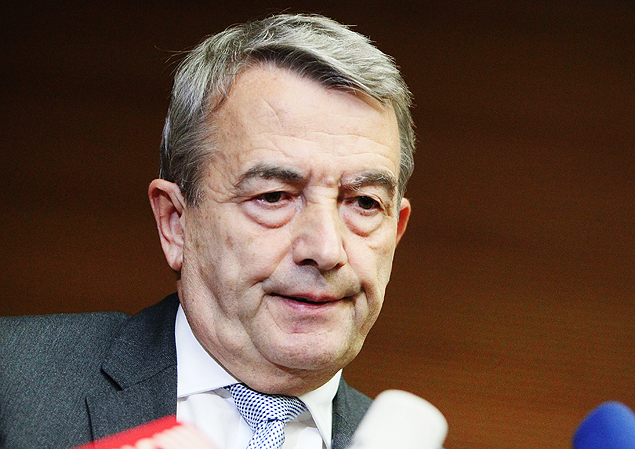 Wolfgang Niersbach, President of the German Football Federation (DFB), gives a statement to announce his resignation following a committee meeting at the DFB headquarters in Frankfurt am Main, western Germany, on November 9, 2015. Wolfgang Niersbach said he was stepping down as German football federation chief taking "political responsibility" but insisting he is not guilty over graft claims related to the 2006 World Cup. AFP PHOTO / DANIEL ROLAND ORG XMIT: 09-11-15-ROL020