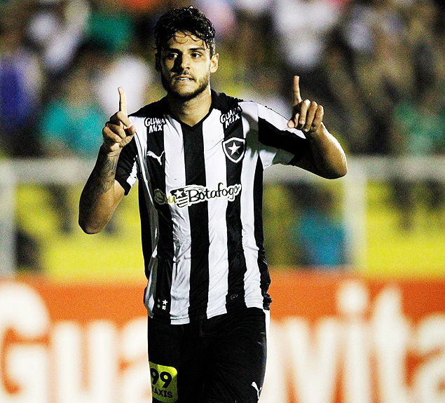 O atacante Ronaldo, do Botafogo, comemora gol contra o Luverdense