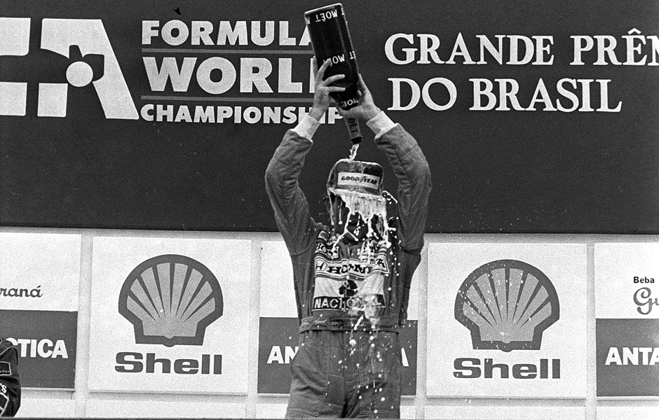 ORG XMIT: 140701_0.tif SO PAULO, SP, BRASIL, 24-03-1991: Automobilismo - Frmula 1 - GP do Brasil, 1991: o piloto brasileiro da McLaren, Ayrton Senna, comemora com champanhe no pdio no autdromo de Interlagos. (Foto: Everton Ballarddin/Folhapress - SP 3303-1991) 