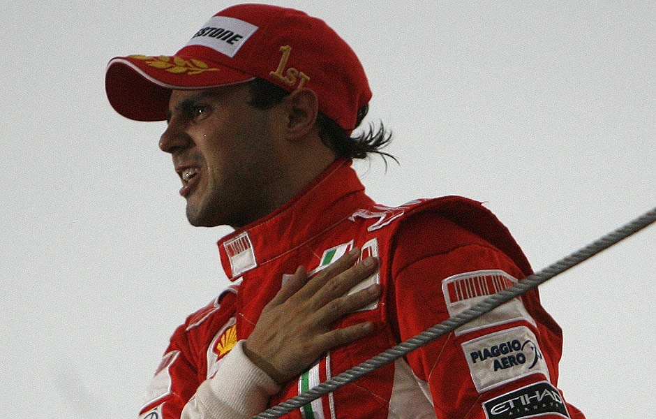 ORG XMIT: 251301_1.tif Automobilismo - Frmula 1 - GP do Brasil, 2008: o piloto brasileiro Felipe Massa aps vencer o GP do Brasil, onde perdeu o ttulo mundial para o ingls Lewis Hamilton, em So Paulo (SP). BRA95. SAO PAULO (BRASIL), 02/11/08.- El piloto brasileo Felipe Massa, de la escudera Ferrari, celebra tras ganar el Gran Premio de Brasil de la Formula Uno, que se corri hoy, 2 de noviembre de 2008, en el autdromo de Interlagos de la ciudad de Sao Paulo (Brasil). Pese a su victoria, el ttulo de la temporada 2008 de la Frmula Uno qued en manos del britnico Lewis Hamilton, de McLaren. EFE/ANTONIO LACERDA 