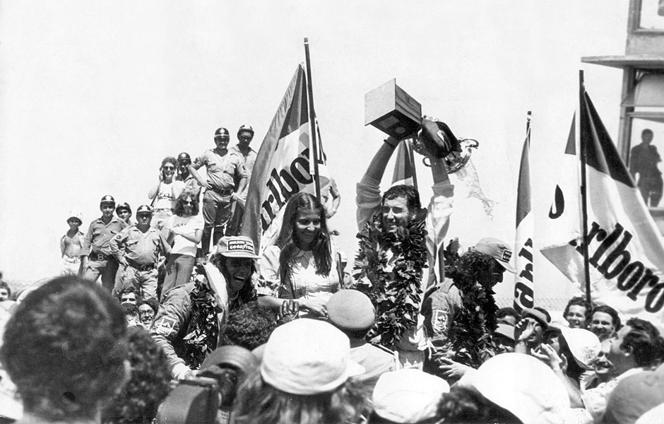 Automobilismo: o piloto Jos Carlos Pace comemora sua primeira vitria na Frmula 1 ao vencer o Grande Prmio do Brasil, no autdromo de Interlagos, So Paulo (SP). (Crdito: 26.jan.1975/Folhapress) 