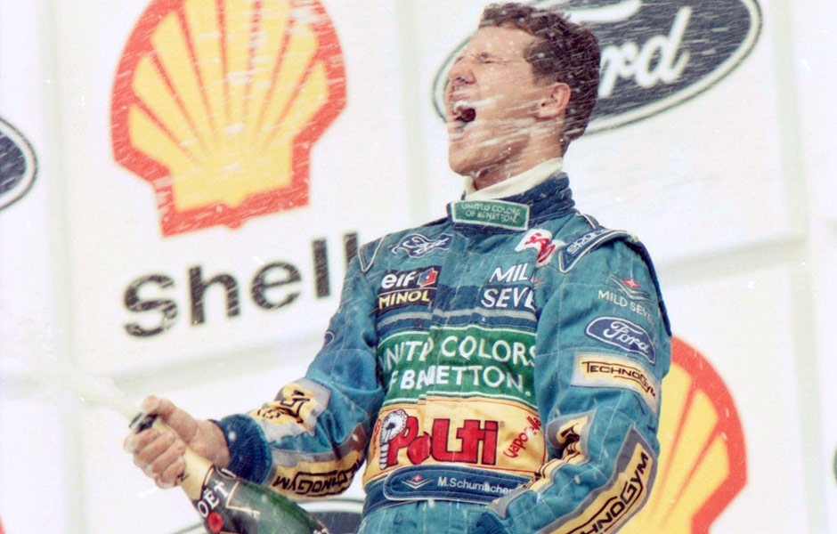 SO PAULO, SP, BRASIL, 27-03-1994: Frmula 1- Automobilismo: o piloto Michael Schumacher da equipe da Benetton, comemora sua vitria no GP do Brasil, em So Paulo (SP). (Foto: Antnio Gaudrio/Folhapress) 