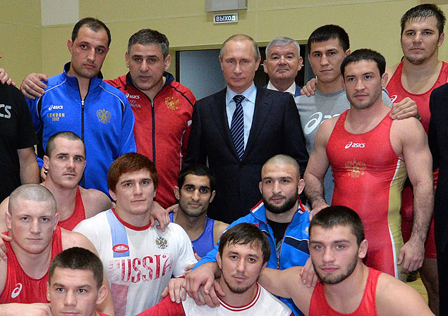 Russian President Vladimir Putin (C) meets with sportsmen as he visits a sports centre in Sochi on November 11, 2015. Russia must do everything it can to eradicate doping, President Vladimir Putin said on November 11, as his country faced a possible ban from the Olympics over allegations of "state-supported" drug abuse in athletics. AFP PHOTO / RIA NOVOSTI / ALEXEI DRUZHININ ORG XMIT: MOW054
