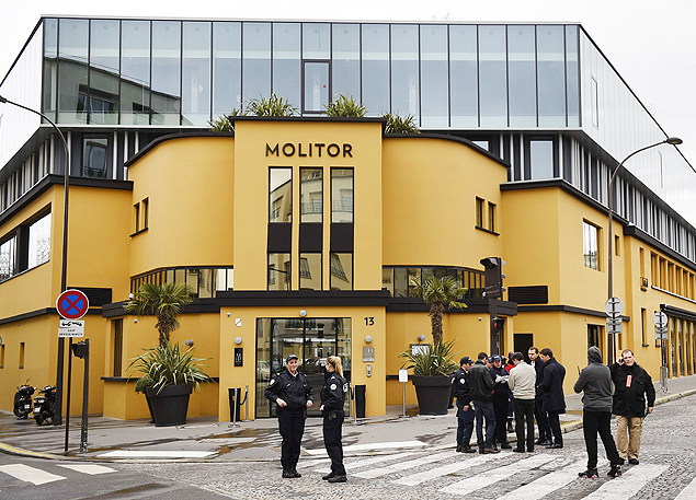 Policiais se posicionam em frente ao hotel onde a seleo alem estava hospedada em Paris
