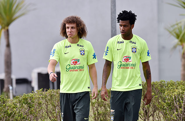 David Luiz e Gil em treino da seleo. Corintiano substituir zagueiro do Chelsea, contra o Peru