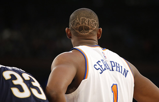 O ala/piv francs Kevin Sraphin, do New York Knicks, exibe corte de cabelo em homenagem a Paris