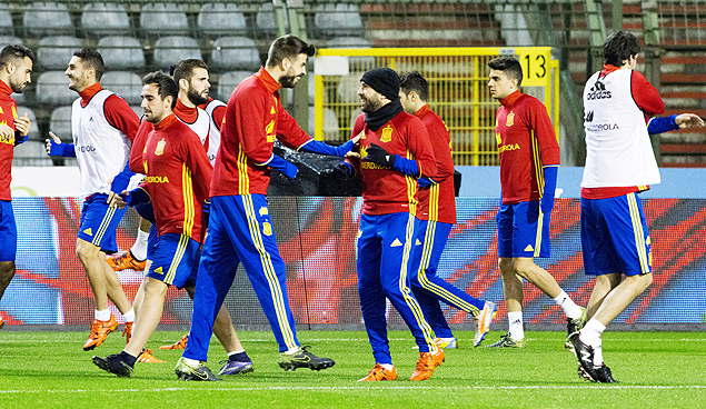 Spanish players practice during a national team soccer training session in Brussels, Belgium November 16, 2015. Belgium will play a friendly match on Tuesday against Spain. REUTERS/Delmi Alvarez FOR EDITORIAL USE ONLY. NO RESALES. NO ARCHIVE. ORG XMIT: DEL6