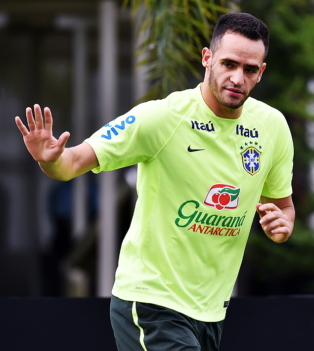 Brazil's player Renato Augusto gestures during a training session at the Corinthians training centre in Sao Paulo, Brazil, on November 9, 2015. Brazil will face Argentina on November 12 in a FIFA World Cup Russia 2018 qualifier match. AFP PHOTO / Nelson ALMEIDA ORG XMIT: BRA004