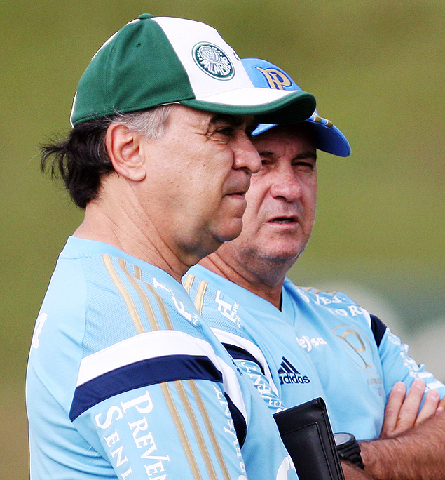 Marcelo Oliveira observa treino do Palmeiras em Atibaia