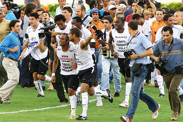 Jogadores do Corinthians comemoram o ttulo do Brasileiro de 2005 no Serra Dourada, em Goinia