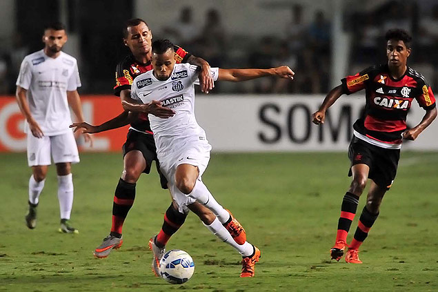 Geuvnio tenta escapar da marcao durante jogo do Santos contra o Flamengo 