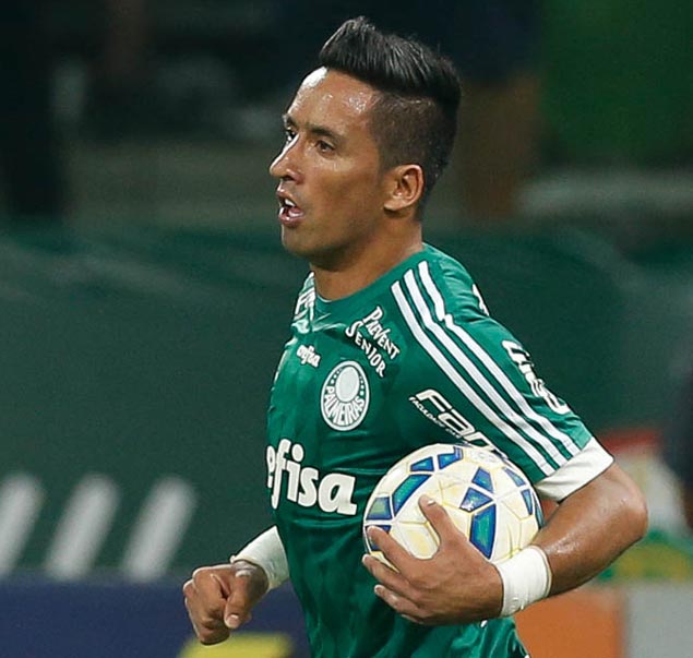 Lucas Barrios carrega bola aps marcar contra o Cruzeiro pelo Campeonato Brasileiro