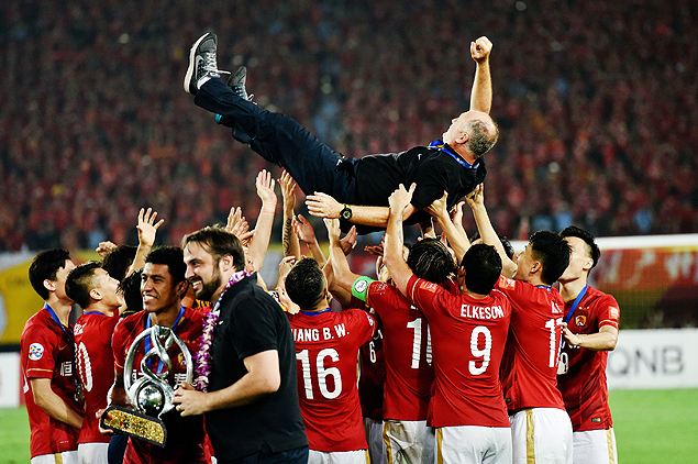 (151121) -- GUANGZHOU, Nov. 21, 2015 (Xinhua) -- Players of Guangzhou Evergrande lift their head coach Luiz Felipe Scolari (Top) after the awarding ceremony of the AFC Champions League final match between Guangzhou Evergrande and Al Ahli of United Arab Emirates in Guangzhou, China, Nov. 21, 2015. Guangzhou Evergrande won 1-0 and claimed the title.(Xinhua/Liu Dawei)