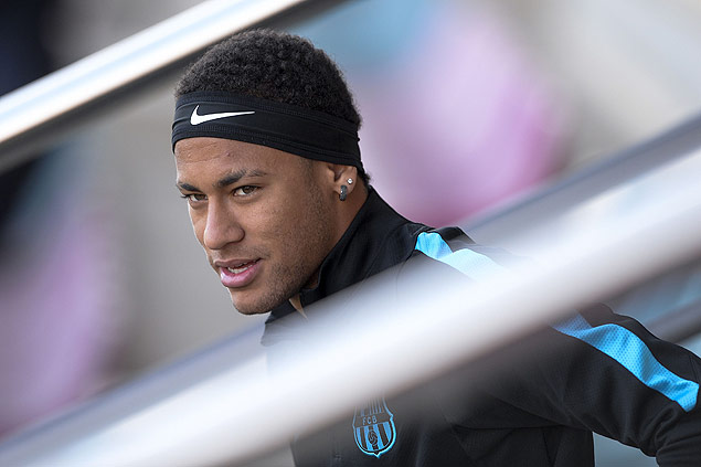Barcelona's Brazilian forward Neymar da Silva Santos Junior takes part in a training session at the Sports Center FC Barcelona Joan Gamper in Sant Joan Despi, near Barcelona on November 23, 2015, on the eve of the UEFA Champions League Group E football match between FC Barcelona and AS Roma. AFP PHOTO/ JOSEP LAGO ORG XMIT: JL001