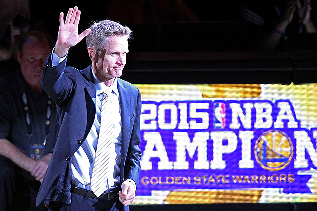 OAKLAND, CA - OCTOBER 27: Head coach Steve Kerr of the Golden State Warriors waves to the crowd during the championship ring ceremony prior to their NBA season opener against the New Orleans Pelicans at ORACLE Arena on October 27, 2015 in Oakland, California. NOTE TO USER: User expressly acknowledges and agrees that, by downloading and or using this photograph, User is consenting to the terms and conditions of the Getty Images License Agreement. Robert Reiners/Getty Images/AFP == FOR NEWSPAPERS, INTERNET, TELCOS & TELEVISION USE ONLY ==
