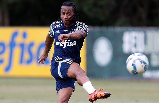 O volante Arouca finaliza jogada durante treino no Palmeiras 